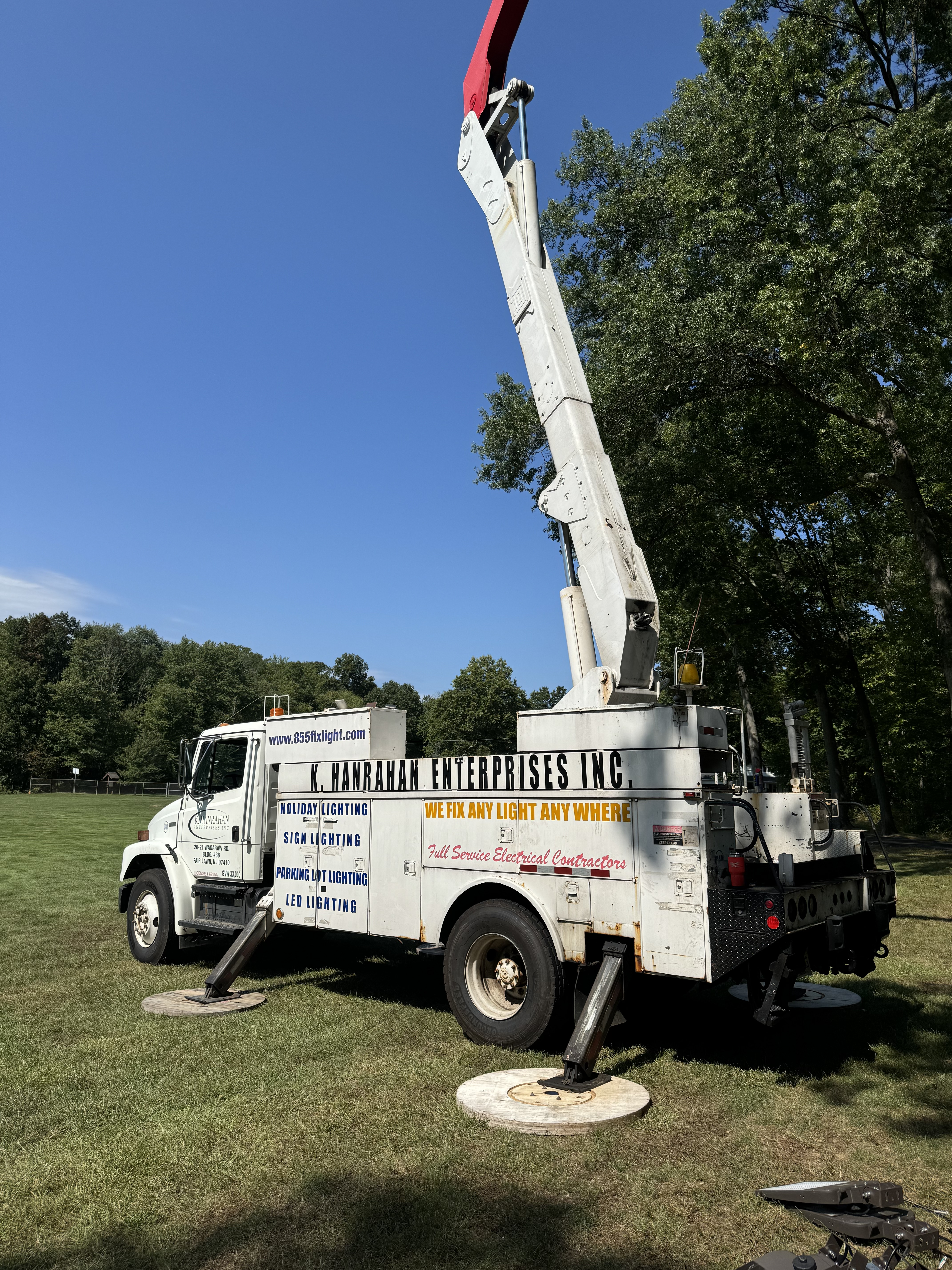 KHE bucket truck on-site